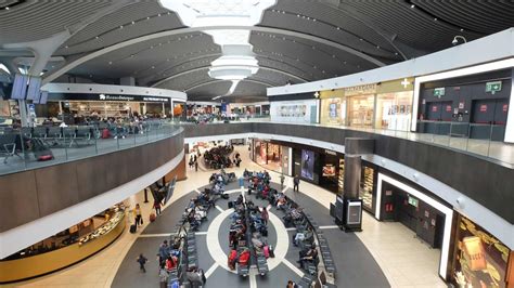 Roma Fiumicino Terminal 1 Store .